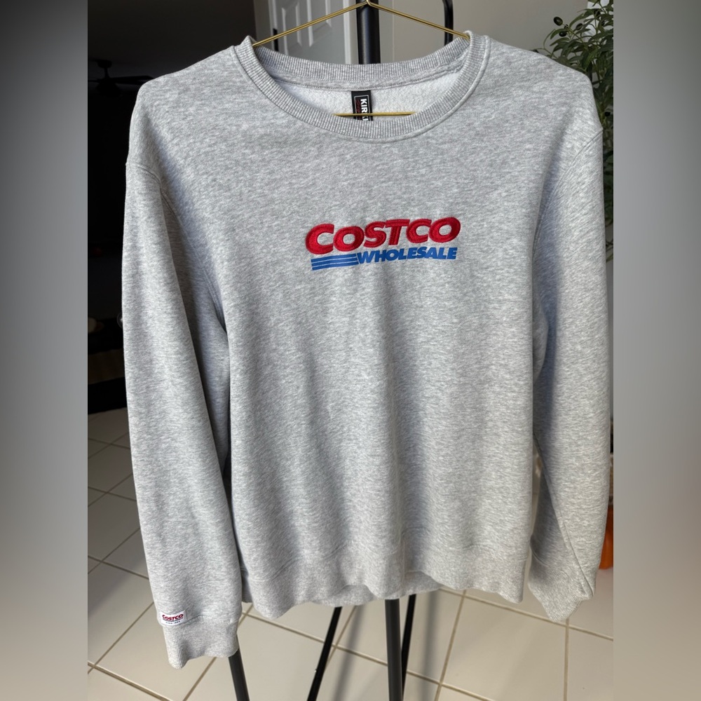 Costco gray crew neck sweatshirt size women’s large/men’s medium